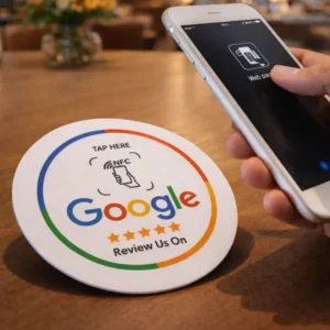 Placa NFC para Reseñas de Google expuesta en Lobby de Hotel