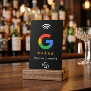 Tarjeta NFC para Reseñas de Google expuesta en un Bar de alto nivel