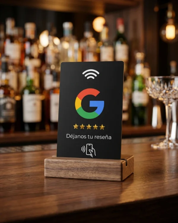 Tarjeta NFC para Reseñas de Google expuesta en un Bar de alto nivel